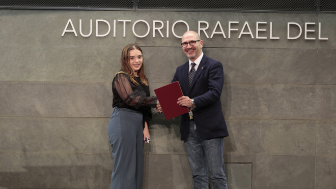 Maria Àngels Llabrés recull el premi al millor TFG. Foto: CGATE